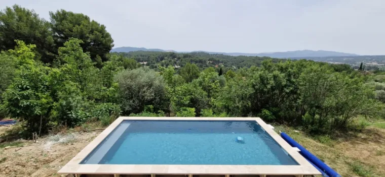 Pose de piscine en aluminium breveté