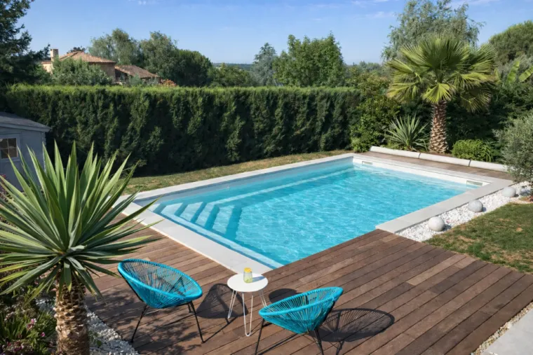 Pose de piscine en coque polyester semi-enterrée, Aubagne, LPB Piscines