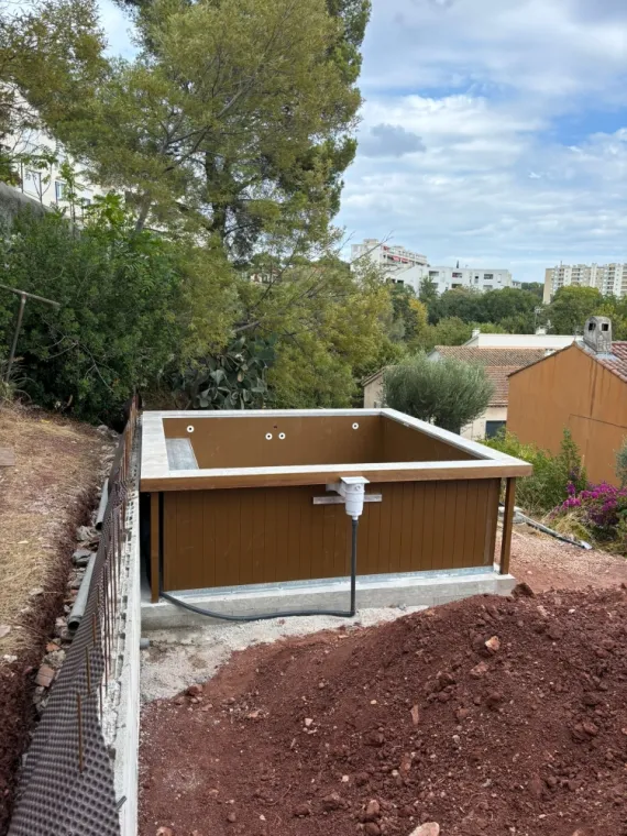 LPB PISCINES est en cours de création de piscine en aluminium hors-sol à Toulon. 