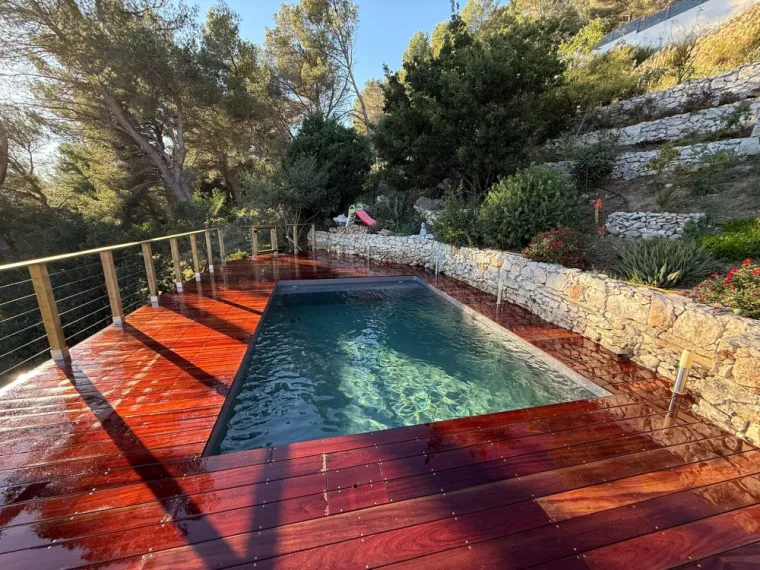 LPB PISCINES termine un beau projet d'une piscine bois avec un grand aménagement en bois exotique sur la commune de Carnoux en Provence, Aubagne, LPB Piscines