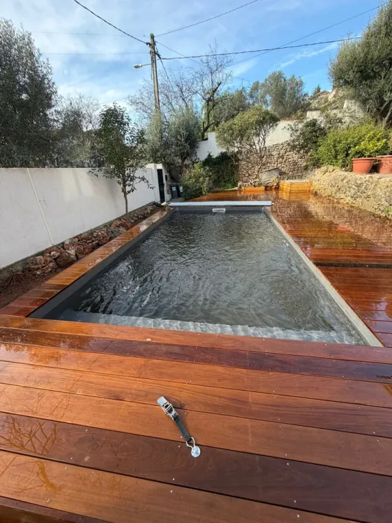 Installation d'une piscine en aluminium semi-enterrée à Toulon, Aubagne, LPB Piscines