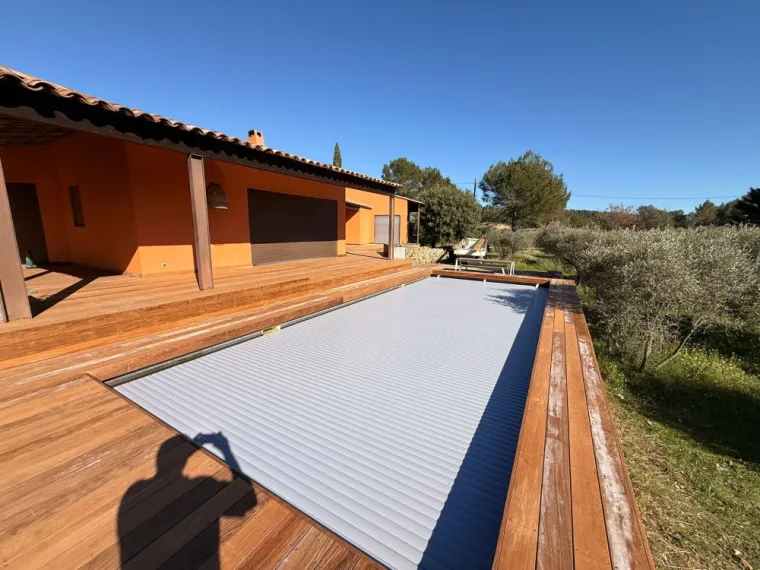 Piscine avec volet immergé