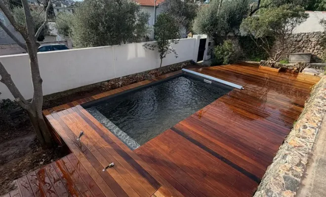 Installation d'une piscine en aluminium semi-enterrée à Toulon, Aubagne, LPB Piscines