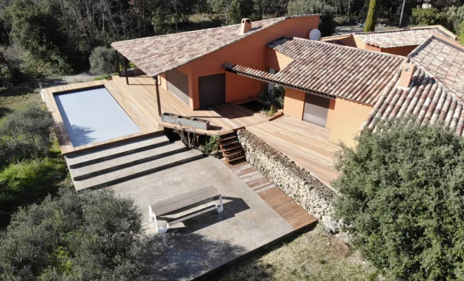 piscine avec terrasse bois et volet immergé 