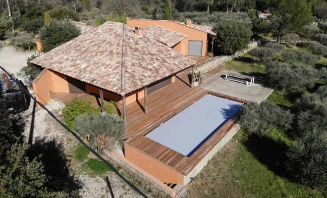 piscine avec terrasse bois et volet immergé 