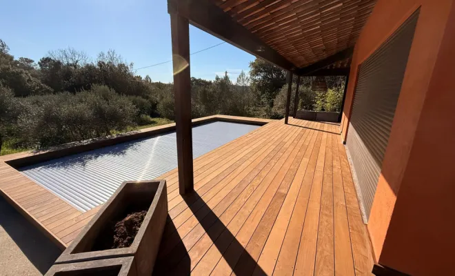 piscine avec terrasse bois et volet immergé 