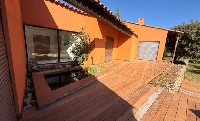 piscine avec terrasse bois et volet immergé 