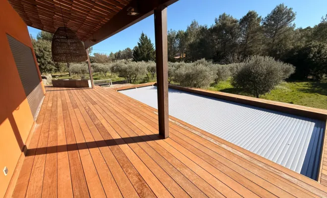 piscine avec terrasse bois et volet immergé 