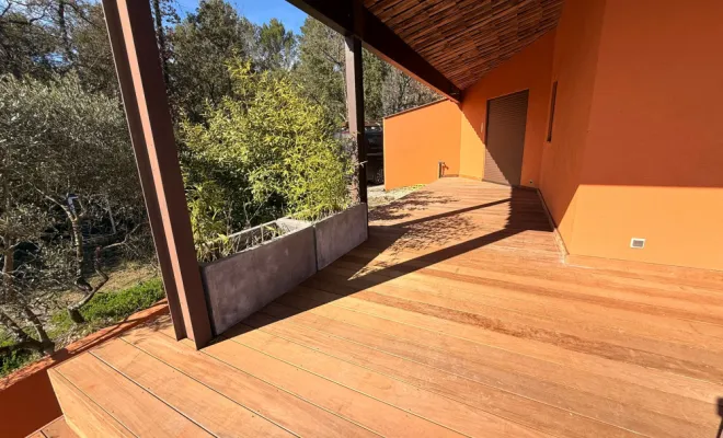 piscine avec terrasse bois et volet immergé 