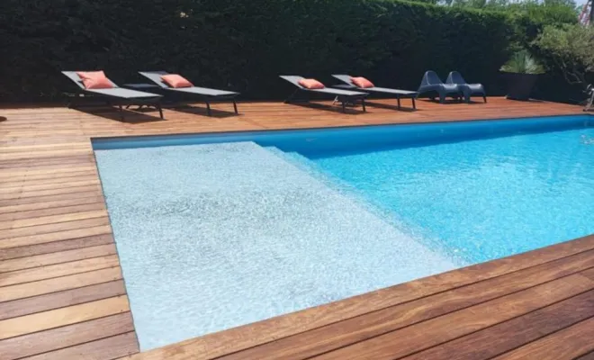 Terrasse de piscine en bois, Aubagne, LPB Piscines